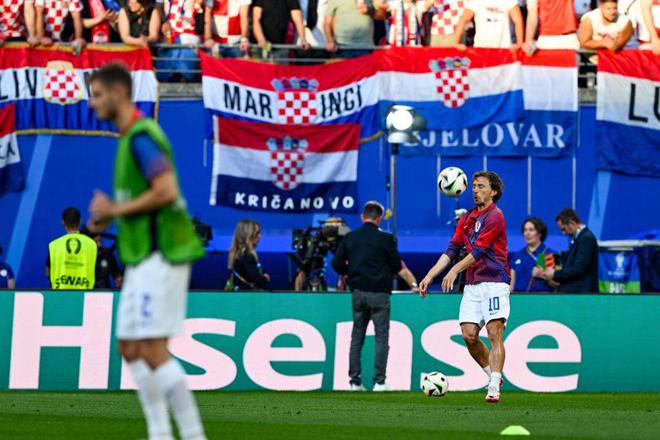 ：最後40秒倒下！歐洲盃悲情劇：38嵗魔笛狂喜到絕望，賽後哭了