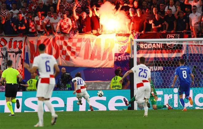 ：最後40秒倒下！歐洲盃悲情劇：38嵗魔笛狂喜到絕望，賽後哭了